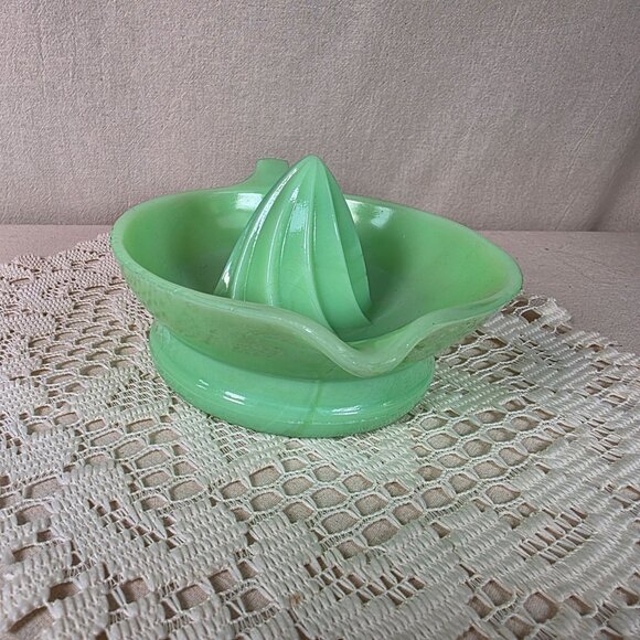 Vintage Jadeite Glass Juice Reamer With Handle & Spout - Classic Green Kitchenwa - Picture 3 of 9